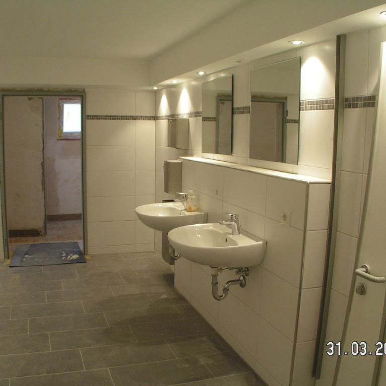 Toilettenanlage im Keller 02