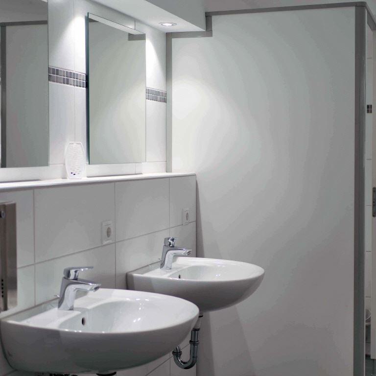 Toilettenanlage im Keller 09