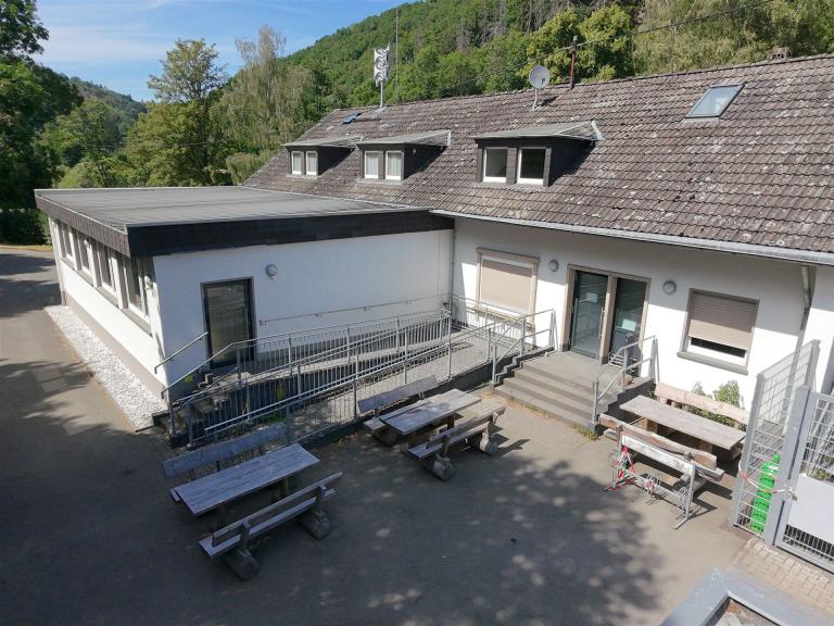 Außenansicht Sitzgarnituren vor dem Wohnhauseingang 10_07_2026