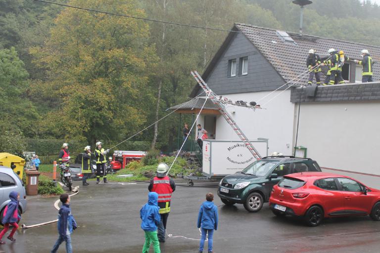 Aktionen an der alten Dorfschule Heckenbach Brandschutzübung der Feuerwehr 02