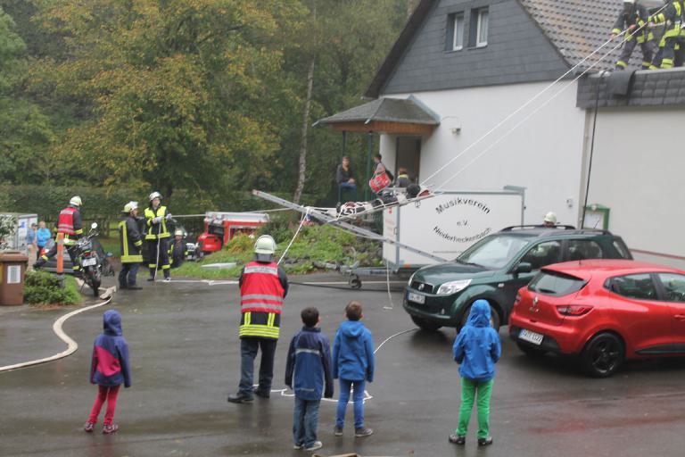 Aktionen an der alten Dorfschule Heckenbach Brandschutzübung der Feuerwehr 04