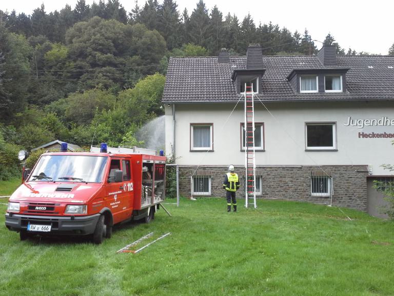 Aktionen an der alten Dorfschule Heckenbach Brandschutzübung der Feuerwehr 06