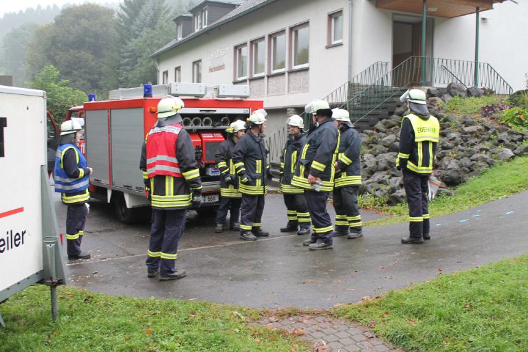 Aktionen an der alten Dorfschule Heckenbach Brandschutzübung der Feuerwehr 08